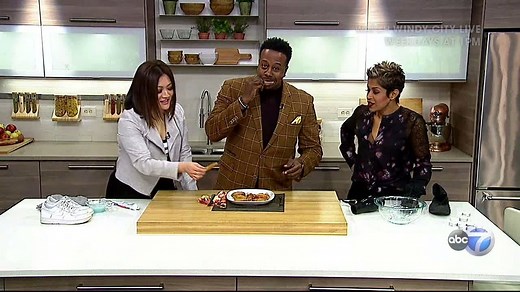 VIDEO: Here's a SUPER BOWL party trick to try this weekend! All you need is 5 seconds...and a chicken wing. | Windy City LIVE