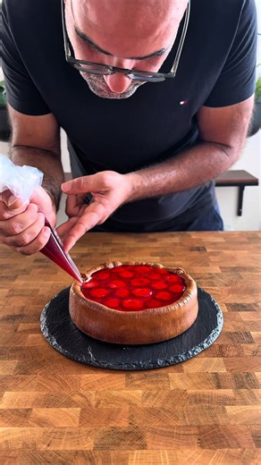 A crispy strawberry and vanilla tart, to bring a hint of freshness to the silvery winter 🍓 Made from bottom to top of: * A layered crispy shell of croissant dough * Almond cream (crème d’amande) * Strawberry coulis * A vanilla sponge cake/choux pastry biscuit (biscuit pâte à choux à la vanille) * Vanilla whipped ganache (ganache montée vanille), which I also piped inside the tart shell * Slices of 🍓 topped with strawberry coulis Lots of love everyone ✨🫶🍽️ #strawberrytart #pastrypassion #past