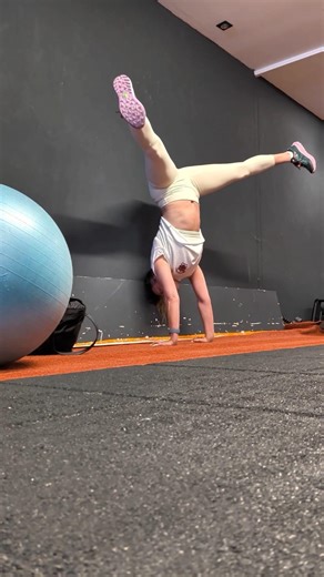 CONSISTENCY 🔥🚀🤸‍♀️ #handstandworkout #strength #handstand #straddle #handstandhold #yogi #yoga