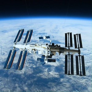 Abbiamo spedito la nostra 💫 LEGO Ideas ISS nella stratosfera per far compagnia a quella vera. ✨La International Space Station è un laboratorio in continua evoluzione, devoto anche all'analisi e allo sviluppo del viaggio umano nello spazio. Dalla stratosfera ringraziamo tutti quelli che hanno reso possibile questo progetto e chi ha lavorato sodo negli ultimi 20 anni, per creare delle condizioni ottimali di vita nello spazio per l’essere umano. | LEGO