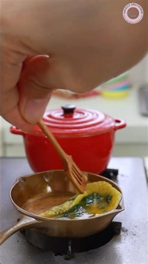 MINIATURE SPINACH OMELETTE #shorts #miniaturecusina