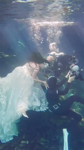 She became a mermaid bride and trashed her dress in this unique underwater photoshoot 👰🏼🤿