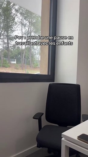 Pause en travaillant avec les enfants