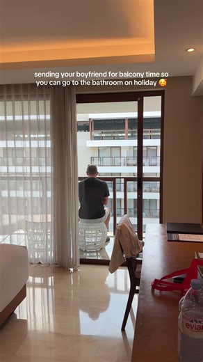 Bathroom anxiety on holiday: how to ask your boyfriend for balcony time