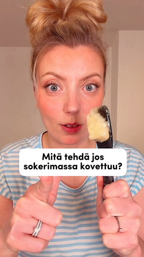 490K views · 204 reactions | Jos sokerimassa tuntuu ensin sopivan pehmeältä, mutta kovettuu muutaman vedon jälkeen? Mitä tehdä? Katso koko video alusta loppuun niin tiedät, johtuuko se lämpötilasta vai liian nopeasta tahdista  #makeahelsinki #sokerointi #karvanpoisto #sokerimassa #sokerointikotona #kotisokerointi | Makea Helsinki | Facebook