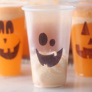 This Halloween Punch is a delicious recipe for kids to enjoy! These do it yourself Jack-O-Lantern cups are perfect for holding this party punch>> https://www.madetobeamomma.com/halloween-punch/ | Made to be a Momma | Facebook