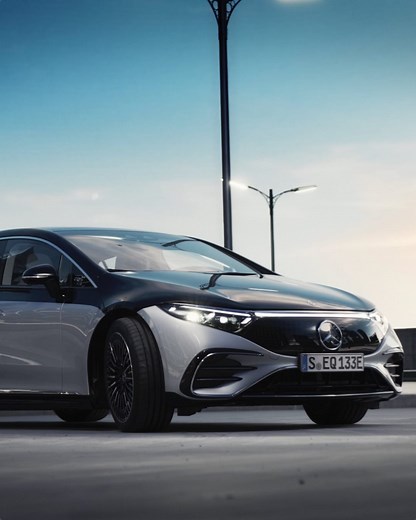 #EQS: Die erste vollelektrische Luxuslimousine von Mercedes-EQ. Durch die Verschmelzung von Technologie, Design, Funktionalität und Konnektivität begeistert er Fahrer*innen und Passagiere gleichermaßen. #MercedesEQ #ProgressiveLuxury | Mercedes-Benz Deutschland
