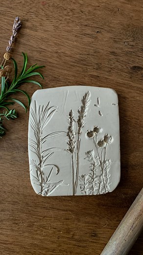 43K views · 2.7K reactions | Tuto : fabriquer un tableau végétal avec de l’argile. La poésie de la nature. La magie de la matière. Like si tu aimes sentir l’argile sous tes doigts. | S'éveiller Naturellement | Facebook