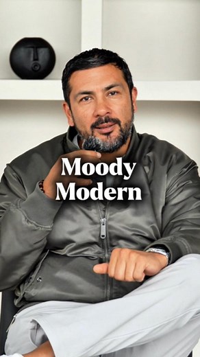 Mucha gente cree que “moody” es llenar la casa de negro y ya. Error. El Moody Modern es contraste, intención y atmósfera. ✨ Es saber equilibrar sombras con luz, texturas con suavidad, minimalismo con profundidad. No se trata de crear un espacio pesado… Se trata de crear un espacio con carácter. Un lugar que se siente elegante, maduro y cinematográfico. ✨🏡 Si quieres que tu hogar se vea caro sin perder calidez, el Moody Modern es tu camino. 🖤✨ #quitoecuador #construccion #arquitectura #material