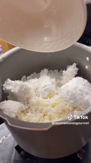 Receita de Canjica Branca aos 4 Leites com Paçoquinha