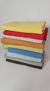 "Tapicería Lino". ✨ Un conjunto de telas lisas y de tejido suave, compuesto de algodón y poliéster, altamente resistente y durable al pasar del tiempo. 👌🏻 Haz tus pedidos al 📲 221 395 1390 #telas #telasdecorativas #telasonline #lino | Telas Deco