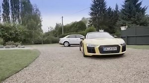 Une vidéo hommage de la voiture d'un de nos clients acheté neuve qui affiche un très beau kilométrage! Il rêvait d'effectuer le millionième kilomètre de son Audi A4 sur le Circuit des 24 Heures, Audi Sport a réalisé son rêve avec l'aide de Benoit Tréluyer. Ce film est dédié à Laurent Desmarre. | Le Mans Auto Racing