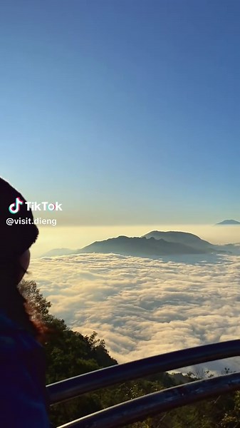 Sunrise di Dieng rasanya dekat banget ke langit ☁️ Kalau kamu butuh alasan buat kabur sejenak dari penat… ini saatnya 🌄 Open Trip dieng 3 hari 2 malam Start Jakarta - Bekasi Rp.670.000 Jadwal setiap minggu Berangkat Jumat - Minggu 🗓️ DESEMBER: 5-7, 12-14, 19-21 BIAYA PAKET SUDAH TERMASUK : • Transportasi dari Lokasi MEETING POINT pilihan peserta ke Dieng (PP) • MAKAN 3X • Dokumentasi Wisata. • Homestay di Dieng 2 hari 1 malam, kamar tidur ISI 3 orang (sharing) • Kamar mandi di penginapan dilen
