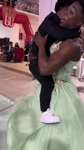 La altura se mide de la cabeza al cielo, y aquí andamos volando. 🚀 ¿Quién más se activó así el fin de semana? 👇 #humor #partyvibes #fiesta #duo #comedia @Wakanda