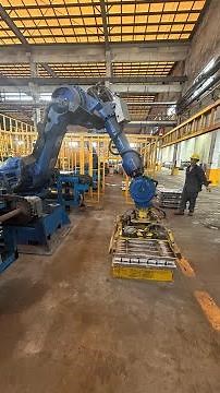 Automatic Ingot Casting with Robotic Arm for Ingot Stacking #recycling ‪@mettherm‬