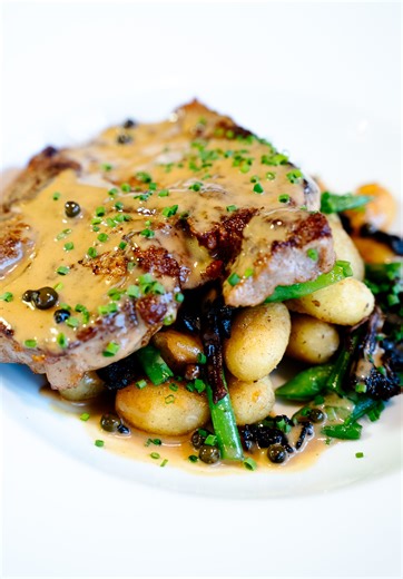 Fredrik Rickardsson on Instagram: "KOTLETT!👨‍🍳 idag gör vi en kotlett med filé!😀 häng med! #fredrikrickardsson #food #foodie #fyp #foryou"