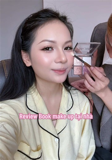 Review Sách Makeup Tại Nhà: Bí Quyết Làm Đẹp
