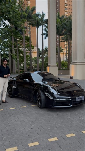 João Vittor on Instagram: "Disponível a pronta entrega! Porsche 911 Turbo - 2023/2024 Preto Jet Metálico com interior em Couro (Dois tons) Cinza Ardósia e Crayon Motor 6 cilindros Boxer de 3.8L com 580 cv Transmissão Porsche Doppelkupplung (PDK) de 8 velocidades Bancos esportivos Plus adaptativos (18 vias, elétricos) com pacote memória Sistema de elevação do eixo dianteiro Pacote SportChrono Ar condicionado Dual Zone Sistema de Som Bose ® HomeLink ® Apple CarPlay ® e Android Auto TM Volante Mult