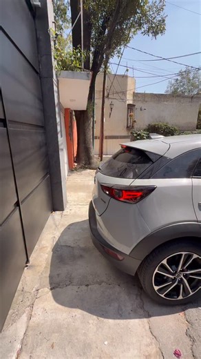 9.9K views · 5K reactions |  ¿Si al estacionarte no sabes cómo medir la distancia a la pared en reversa? Te enseño cómo hacerlo para calcular mejor las dimensiones de tu coche y evitar rayones.  Guarda este video y mándaselo a ese amigo que siempre le pega al coche.  #autos #estacionamiento #consejos #carhacks #tips | Momento Seguros | Facebook