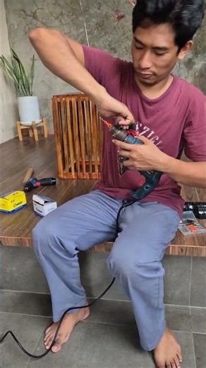 Tutorial on how to install screws in wood without them breaking and the screw head not sticking o...