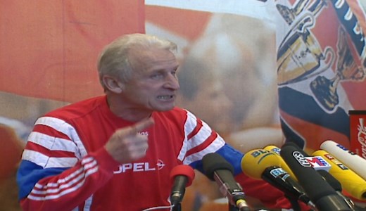 1.3M views · 13K reactions | Vor 27 Jahren ist Giovanni Trapattoni der Kragen geplatzt! Seine Bayern lagen im Meisterschaftsrennen sieben Punkte hinter Aufsteiger Kaiserslautern. Zwei Tage vor der Pressekonferenz hatten die Bayern 0:1 gegen Schalke verloren. 若 Die Bayern-Krise bescherte uns die wohl legendärste Bundesliga-Pressekonferenz aller Zeiten. Noch heute erinnern wir uns an den Wutausbruch des sonst so ruhigen "Trap".  | Sky Sport DE | Facebook