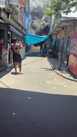 Incêndio no Galpão da Nova Holanda na Maré