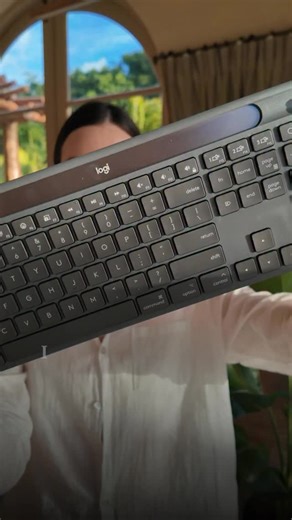 Khris Sheer on Instagram: "Meet @logitech’s new solar-powered charging keyboard ⌨️. 💛 What I love most: – it works with sunlight or indoor light, so it’s always ready to type. – the AI Launch Key opens your favorite AI tools like Gemini or ChatGPT – there are Easy-Switch keys to connect up to 3 devices – customizable Action Key: I programmed mine to open Gmail – saves so much time. – Quiet typing & slim design: feels premium and fits in my backpack perfectly. It’s the perfect mix of styl
