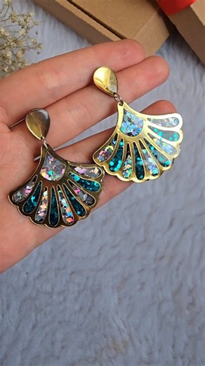 ‎گردنبند حرارتی|رزین|آموزش رزین|اکسسوری‎ on Instagram‎: "برای روز زن خوشحالش کن 😌 گوشواره مولتی استایل رزین که استایلت و زیبا تر می‌کنه🥰❤️ هر جفت گوشواره:220 #رزین #مولتی_استایل #گوشواره #زن #استایل"‎