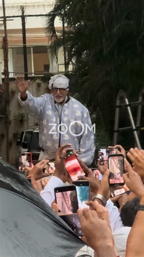 Sundays with Big B: unstoppable, rainproof, iconic. Zoom Papz, Bollywood Big B, Bachchan Family, Bollywood | Zoom TV