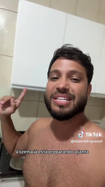 Vózinha preparando o jantar: bife acebolado e amor