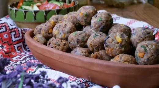 55K views · 97 reactions | Chiftelute manastiresti de post gata in 20 de minute Ingrediente : ⦁ 2 cepe albe ⦁ 1 morcov ⦁ 1 pastarnac ⦁ ulei vegetal ⦁ 400g fasole rosie sau alba (din conserva) ⦁ 1 cana pesmet ⦁ 3-4 catei de usturoi ⦁ 1 cana de orez fiert ⦁ 1 legatura marar verde ⦁ 1 legatura patrunjel verde ⦁ piper ⦁ sare ⦁ cimbru | Delicatese | Facebook