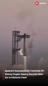 #Watch: SpaceX successfully catches 19-storey super Heavy Rocket mid-air in a historic feat. SpaceX achieved this feat in its fifth Starship test flight. #SpaceX #ElonMusk #TestFlight #ViralVideo #ItsViral #Starliner | JioNews
