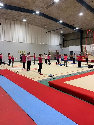 🎀Retour sur notre événement Octobre rose ! Mercredi 29 Octobre, un cours de Pilates a été proposé par notre coach Laure ! Ce cours était au tarif de 5€. Tous les bénéfices et dons ont été reversés à l’association @seinformercancer_ ! L’association était également présente lors de cette soirée pour proposer un atelier d’auto surveillance et nous en apprendre plus sur le dépistage du cancer du sein. Une cause qui nous tient énormément à coeur 🩷 Merci d’avoir répondu présentes pour cet événement 