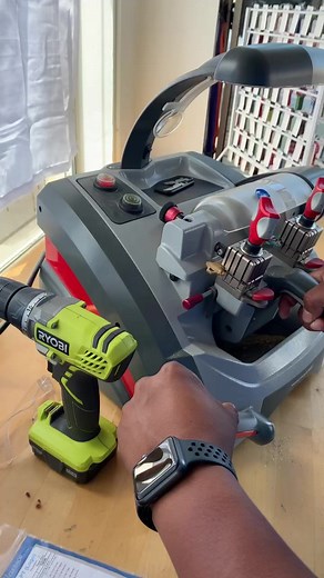 Cutting a house key in seconds. #locksmith #keys #engraving