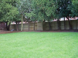 Soundproofing a Garden from Traffic Noise Using Acoustic Fencing