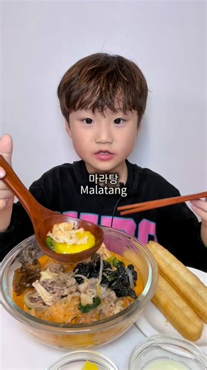 아리니롱 on Instagram: "오랜만에 요우티아오랑 마라탕 먹방! 🍜 #malatang #麻辣烫 #요우티아오 #마라탕 #マーラータン"