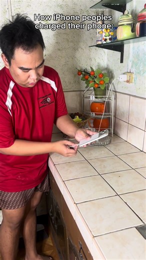 Android people vs iPhone people when charged their phone: #funny #humorvibes #funnypictures #comedy