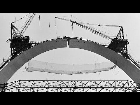 1965: Final piece of the Gateway Arch put in place