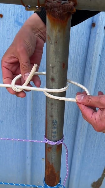Easy to learn and easy to use pig hoof knot for securing ropes