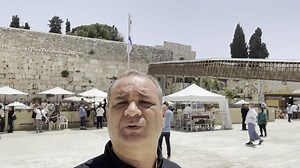Learning to live Jesusly with Joe Amaral at the Western Wall: 6 of 12 Learn more about how to live a Jesusly lifestyle: http://surl.li/iqrri Join a Joe Amaral tour to Israel: https://joeamaral.org/tour-to-israel/ #JoeAmaral #Jesusly #Israel #Tour | Joe Amaral