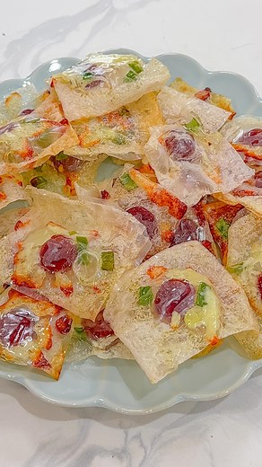 2.1M views · 35K reactions | As promised, here’s the recipe for Zoe’s crooonchy rice paper snack! Comment “CRUNCH” for the recipe. It’s sort of an Asian version of pizza bites - if you use pepperoni instead of Chinese sausages then you basically get rice paper pizza bites! I l¡nked my air fryer in stories and you can get 15% off thru it 﫶 #airfryerrecipe #ricepaper #schoollunchideas | Gracie | Facebook