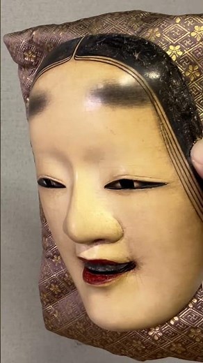 能面の表情 僅かに下を向くと曇り、上を向くと明るく見える。 能面（孫次郎・まごじろう）