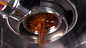 coffee extraction process with a espresso machine using a bottomless portafilter. Too coarse grind and channeling visible
