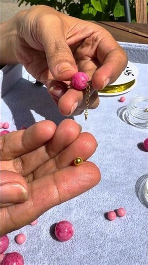 Har du lyst til at lave dit første armbånd, men ved ikke helt, hvor du skal starte?