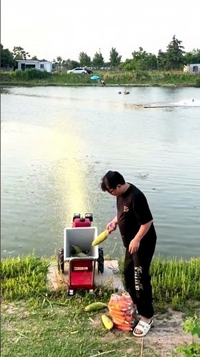 池へ一気にエサを撒く魚養殖用シュレッダーマシン