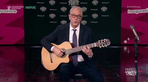 Crozza è il sindaco Gualtieri, la sua canzone d'amore per Atreju: «Io quasi me iscrivo e vado là»