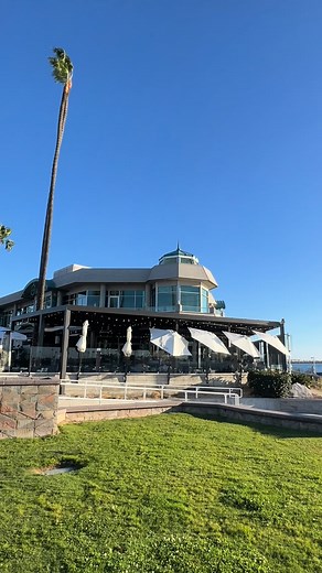 LONG BEACH’S FAVORITE WATERFRONT DINING, ALL SEASON LONG. November and December at Boathouse mean golden sunsets, fresh seafood, craft cocktails, and cozy waterfront vibes 🌊🍷 Open Tuesday–Sunday with weekend breakfast, weekday happy hour, and full dinner service. Whether you’re coming in for a date night or family dinner, we’ve been serving Long Beach for decades. Book your table now and experience the bay the way it’s meant to be enjoyed ✨ #BoathouseOnTheBay #LongBeachRestaurants #WaterfrontD