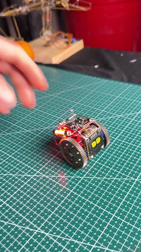 Trình Diễn Robot Thông Minh Với Đèn LED Tự Động