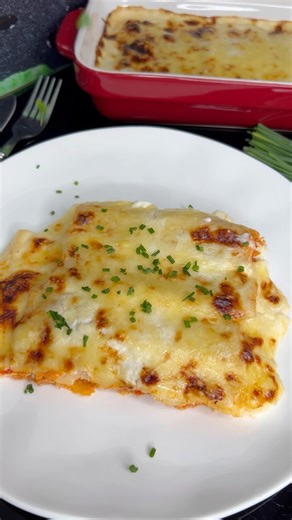 Cómo hacer CANELONES DE ATÚN: Los canelones son un plato que siempre triunfa. Generalmente gusta y mucho. En el vídeo te enseño como prepararlos de una forma fácil y muy práctica. Ingredientes para 26 canelones: - 26 láminas de canelones - 450 g de atún en aceite de oliva (conserva) - 3 huevos - 2 cebollas - 2 pimientos rojos - 350 g de salsa de tomate frito - Aceite de oliva Para la bechamel: - 100 g de mantequilla - 100 g de harina - 1,3 l de leche - Sal Para gratinar: - 175 g de queso rallado