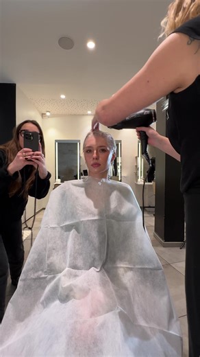 La team CM JLD toujours au cœur de l'action, parfois un peu trop près de la tondeuse … 👀 #JeanLouisDavid #WeLoveJLD #haircut #haircare #hairsalon #JLDeffect #wahoueffect | Jean Louis David